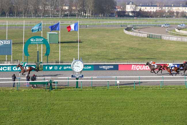 Photo d'arrivée de la course pmu PRIX DU ROND POINT DES AIGLES à CHANTILLY le Vendredi 14 février 2025
