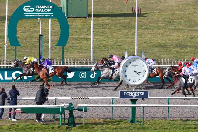 Photo d'arrivée de la course pmu PRIX DES ECURIES CANTILIENNES à CHANTILLY le Mardi 4 mars 2025