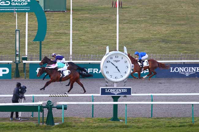 Photo d'arrivée de la course pmu PRIX DE LA CROIX DES ORMEAUX à CHANTILLY le Mardi 4 mars 2025