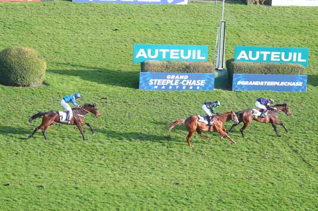 Photo d'arrivée de la course pmu PRIX DUC D'ANJOU à AUTEUIL le Samedi 8 mars 2025