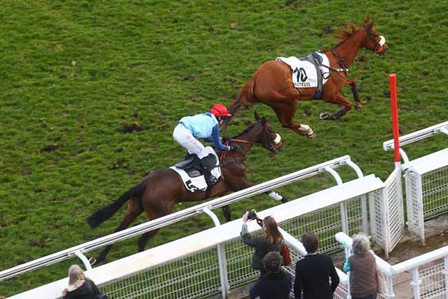 Photo d'arrivée de la course pmu PRIX VIRELAN à AUTEUIL le Samedi 8 mars 2025