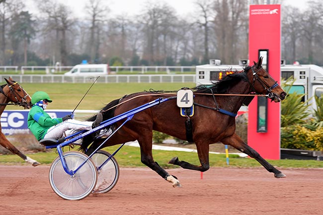 Photo d'arrivée de la course pmu PRIX DE NANTERRE à ENGHIEN le Mardi 11 mars 2025