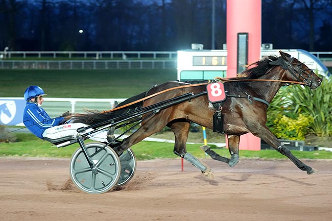 Photo d'arrivée de la course pmu PRIX DE LAROQUEBROU à ENGHIEN le Mardi 11 mars 2025