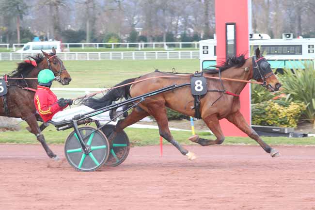 Photo d'arrivée de la course pmu PRIX DE PIERREFORT à ENGHIEN le Vendredi 14 mars 2025