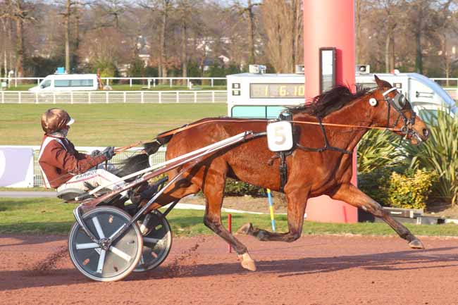 Photo d'arrivée de la course pmu PRIX DE PREUILLY à ENGHIEN le Vendredi 14 mars 2025