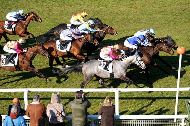 Photo d'arrivée de la course pmu PRIX DE L'EMPEREUR à FONTAINEBLEAU le Mardi 18 mars 2025