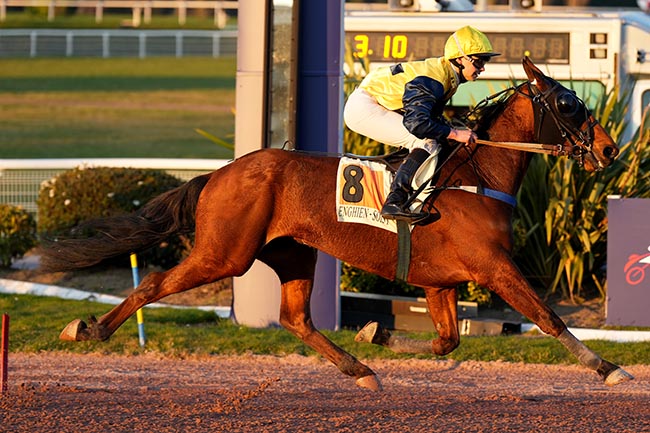 Photo d'arrivée de la course pmu PRIX BERNARD SIMONARD à ENGHIEN le Mardi 18 mars 2025