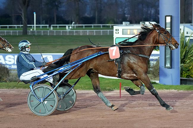 Photo d'arrivée de la course pmu PRIX DU PONT DE LA CONCORDE à ENGHIEN le Mardi 18 mars 2025