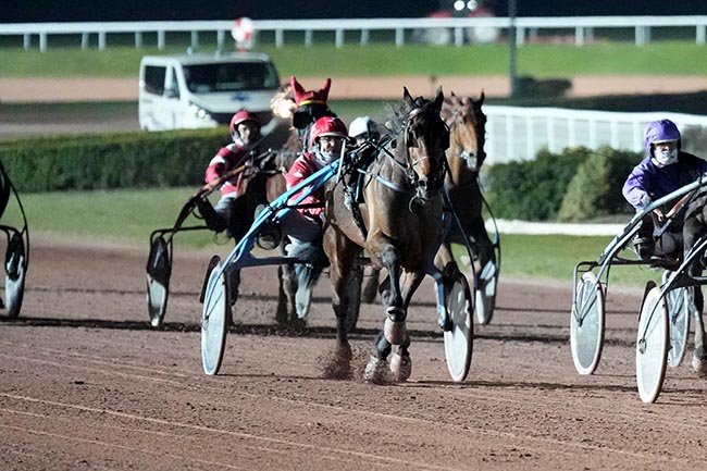 Photo d'arrivée de la course pmu PRIX DE SAINT-SATURNIN à ENGHIEN le Mardi 18 mars 2025