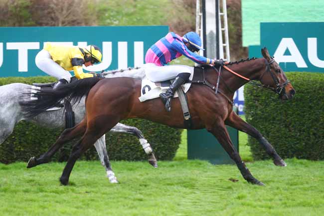 Photo d'arrivée de la course pmu PRIX COLONEL DE LA HORIE - CHALLENGE DE L'OBSTACLE EQUINAXY à AUTEUIL le Dimanche 23 mars 2025