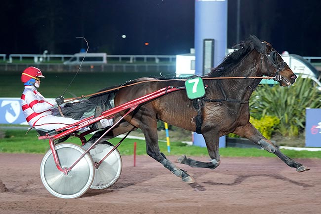 Photo d'arrivée de la course pmu PRIX DE CHENNEVIERES à ENGHIEN le Mardi 25 mars 2025