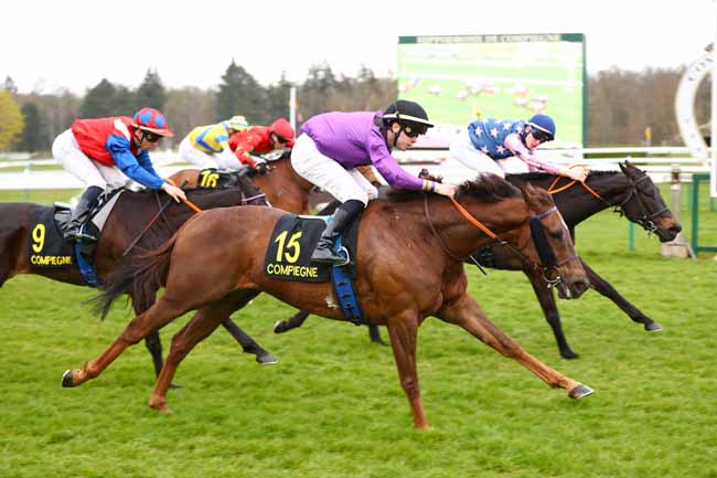 Photo d'arrivée de la course pmu PRIX DU MONT SAINT-MARD à COMPIEGNE le Vendredi 28 mars 2025