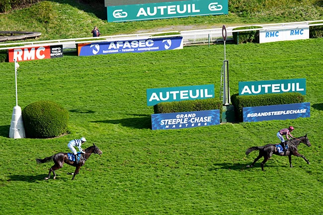 Photo d'arrivée de la course pmu GRAND STEEPLE-CHASE MASTERS - PRIX MURAT à AUTEUIL le Dimanche 30 mars 2025