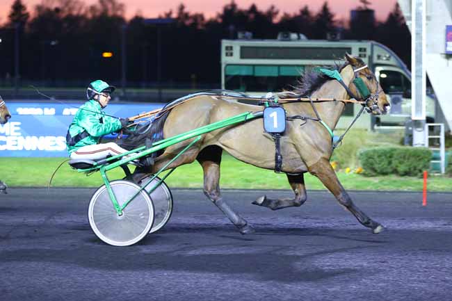 Photo d'arrivée de la course pmu PRIX AUGUSTA à PARIS-VINCENNES le Mardi 1 avril 2025