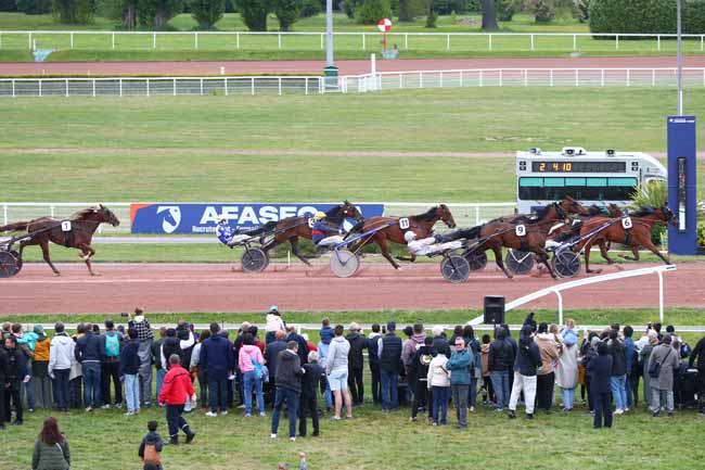 Photo d'arrivée de la course pmu PRIX DE LA VILLE D'ENGHIEN-LES-BAINS à ENGHIEN le Samedi 19 avril 2025