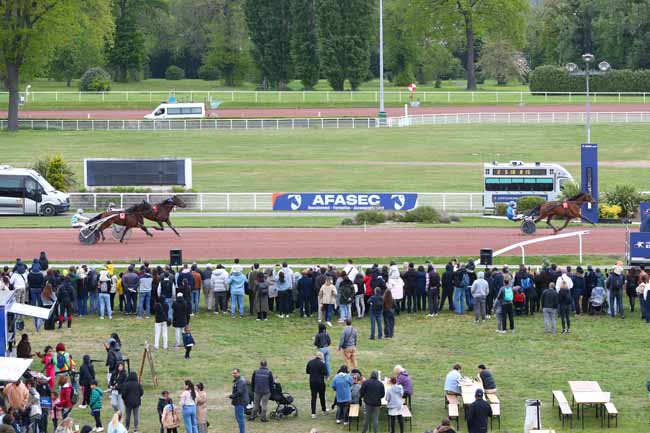 Photo d'arrivée de la course pmu PRIX DE LA VILLE DE SAINT-GRATIEN (PRIX DE LONS-LE-SAUNIER) à ENGHIEN le Samedi 19 avril 2025