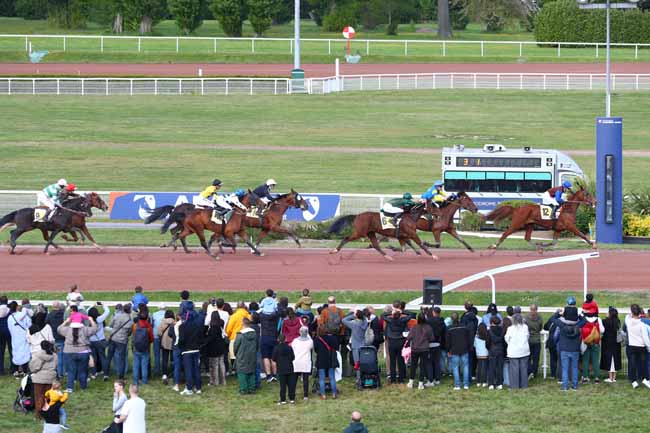 Photo d'arrivée de la course pmu PRIX DE L'ASSOCIATION PASSERELLE (PRIX PROFANE) à ENGHIEN le Samedi 19 avril 2025