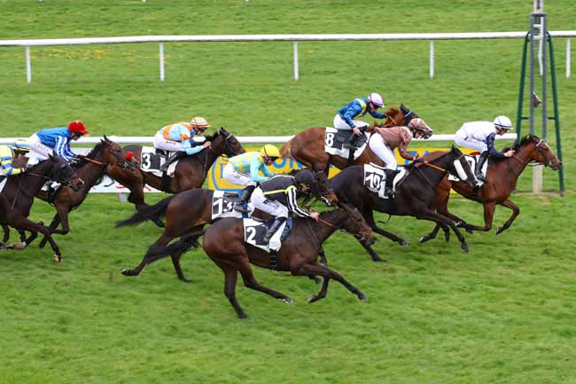 Photo d'arrivée de la course pmu PRIX DE BOURRON-MARLOTTE (PRIX DES NOISETIERS) à FONTAINEBLEAU le Lundi 21 avril 2025
