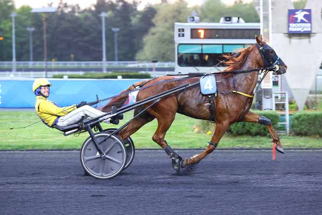 Photo d'arrivée de la course pmu PRIX ASPORINA à PARIS-VINCENNES le Mardi 22 avril 2025