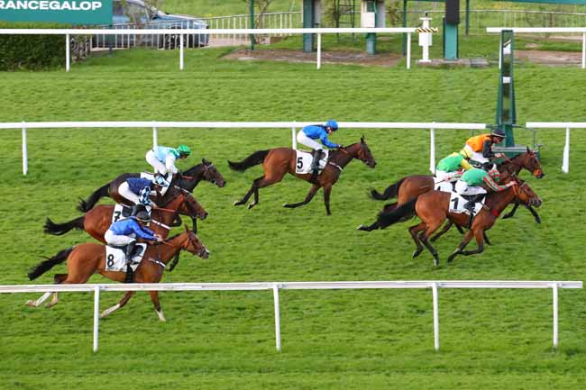 Photo d'arrivée de la course pmu PRIX D'ESTRUVAL à SAINT CLOUD le Mercredi 23 avril 2025