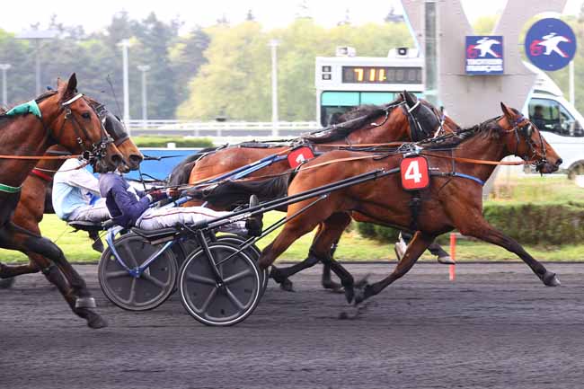 Photo d'arrivée de la course pmu PRIX MAGINUS à PARIS-VINCENNES le Vendredi 25 avril 2025