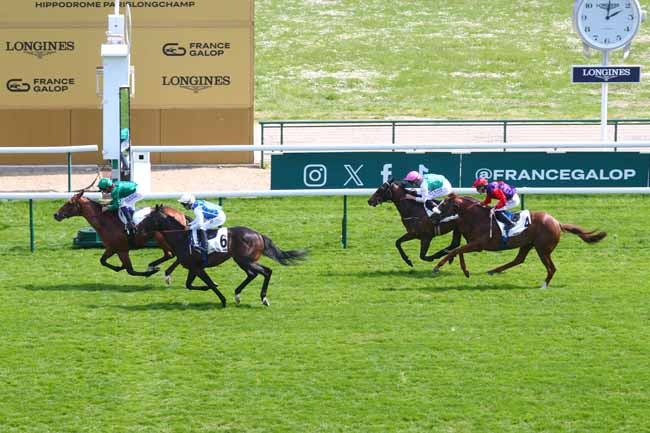 Photo d'arrivée de la course pmu PRIX DE L'AVRE à LONGCHAMP le Dimanche 27 avril 2025
