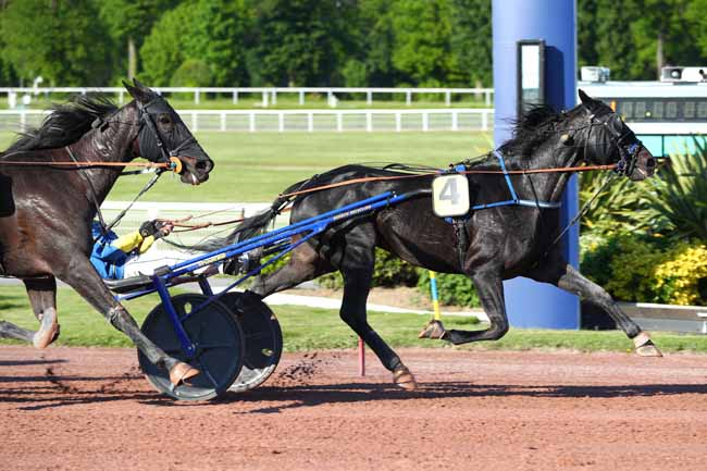 Photo d'arrivée de la course pmu PRIX DU PONT CHARLES DE GAULLE à ENGHIEN le Mercredi 30 avril 2025