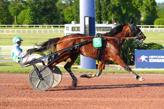 Photo d'arrivée de la course pmu PRIX DU PONT NOTRE-DAME à ENGHIEN le Mercredi 30 avril 2025