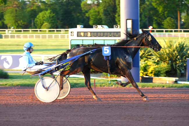 Photo d'arrivée de la course pmu PRIX DE SAINT-SIMON à ENGHIEN le Mercredi 30 avril 2025