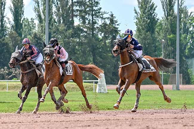 Photo d'arrivée de la course pmu PRIX DE SORBIER à VICHY le Lundi 12 mai 2025