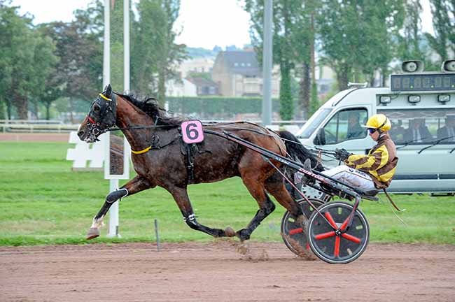 Photo d'arrivée de la course pmu PRIX D'AULNAT à VICHY le Lundi 12 mai 2025