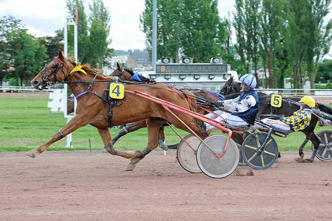Photo d'arrivée de la course pmu PRIX DU DAUPHINE à VICHY le Lundi 12 mai 2025