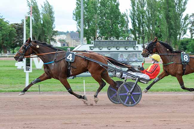 Photo d'arrivée de la course pmu PRIX DE TREIGNAT à VICHY le Lundi 12 mai 2025