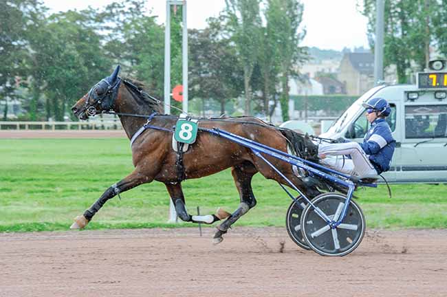 Photo d'arrivée de la course pmu PRIX DE SAINT-GERAND-LE-PUY à VICHY le Lundi 12 mai 2025