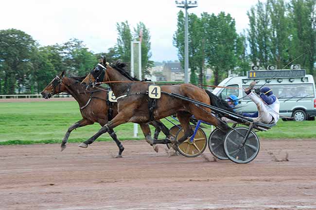 Photo d'arrivée de la course pmu PRIX DE CHASSENARD à VICHY le Lundi 12 mai 2025