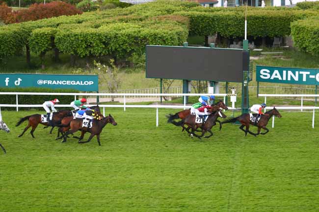 Photo d'arrivée de la course pmu PRIX DES FORSYTHIAS à SAINT CLOUD le Mardi 13 mai 2025