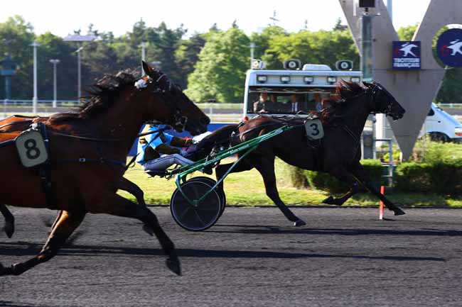 Photo d'arrivée de la course pmu PRIX JEAN GABIN à PARIS-VINCENNES le Vendredi 16 mai 2025