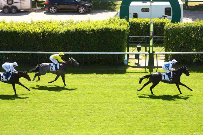 Photo d'arrivée de la course pmu PRIX DES CLOSEAUX à CHANTILLY le Vendredi 16 mai 2025
