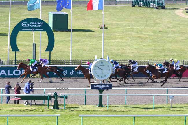 Photo d'arrivée de la course pmu PRIX DE L'ETANG DE LA LOGE à CHANTILLY le Vendredi 16 mai 2025