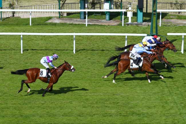 Photo d'arrivée de la course pmu PRIX DE CHAVILLE à SAINT CLOUD le Lundi 19 mai 2025