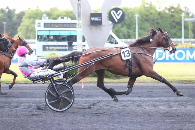 Photo d'arrivée de la course pmu PRIX MUTUS à PARIS-VINCENNES le Vendredi 23 mai 2025