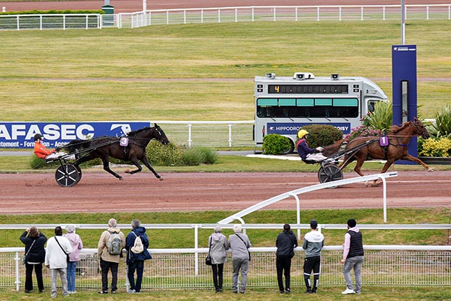 Photo d'arrivée de la course pmu PRIX DE L'OBELISQUE à ENGHIEN le Samedi 24 mai 2025