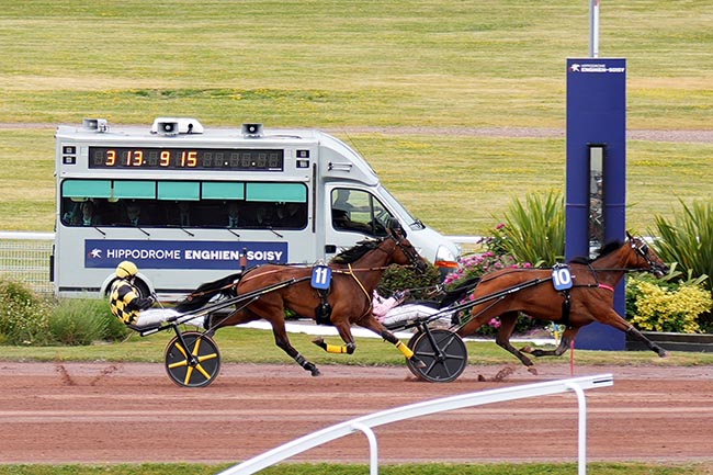 Photo d'arrivée de la course pmu PRIX DE LA PLACE DU CHATELET à ENGHIEN le Samedi 24 mai 2025