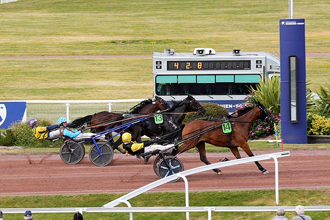 Photo d'arrivée de la course pmu PRIX DE LA PLACE GAMBETTA à ENGHIEN le Samedi 24 mai 2025