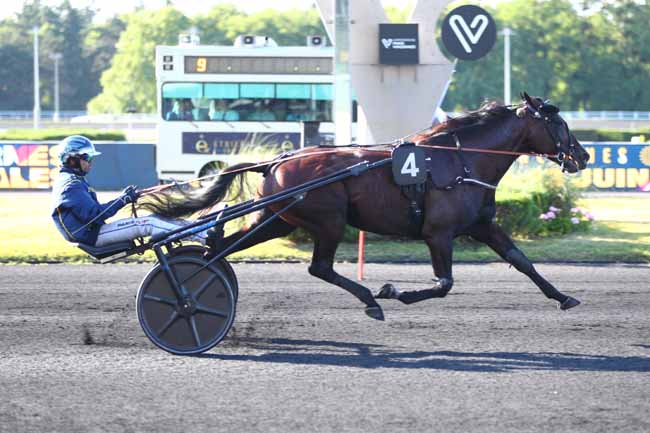Photo d'arrivée de la course pmu PRIX KLOTHO à PARIS-VINCENNES le Vendredi 30 mai 2025