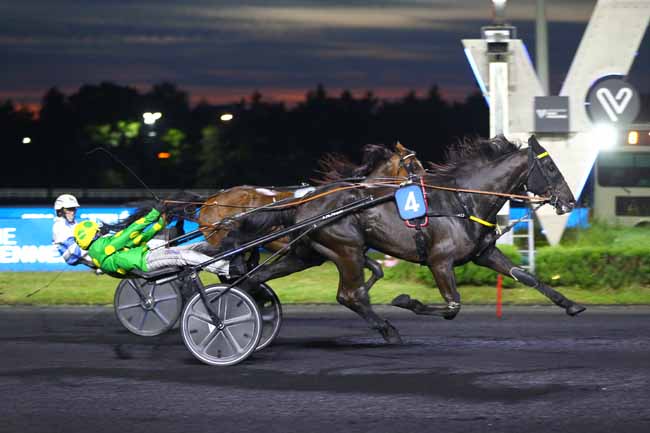 Photo d'arrivée de la course pmu PRIX SAPPHO à PARIS-VINCENNES le Vendredi 30 mai 2025