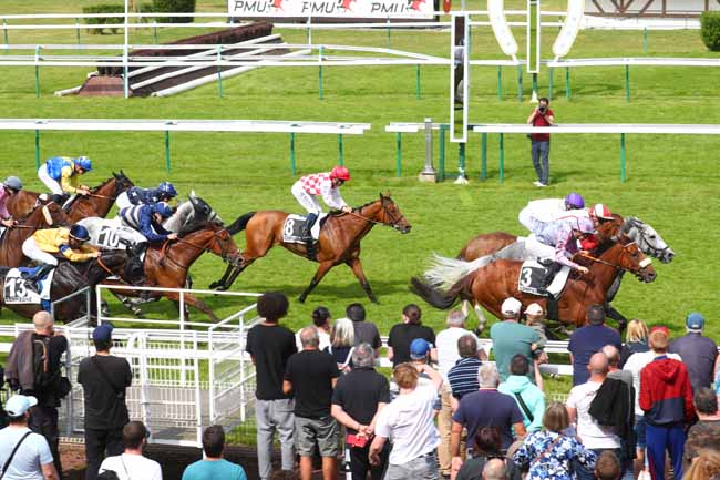 Photo d'arrivée de la course pmu PRIX DE HAUTEFONTAINE à COMPIEGNE le Lundi 9 juin 2025