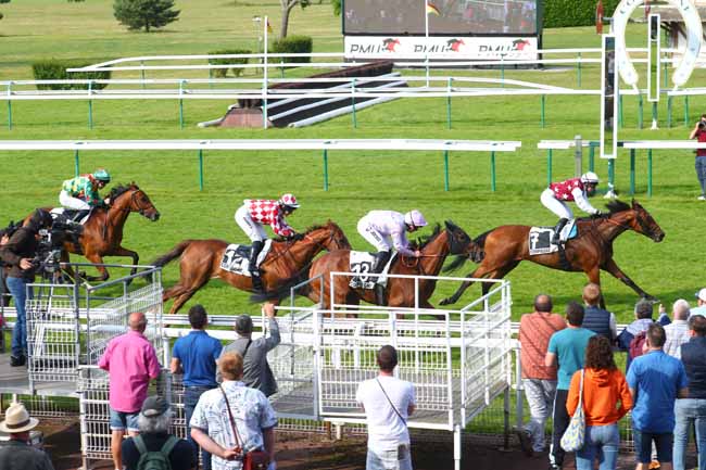 Photo d'arrivée de la course pmu PRIX DE LA FORET DE COMPIEGNE à COMPIEGNE le Lundi 9 juin 2025