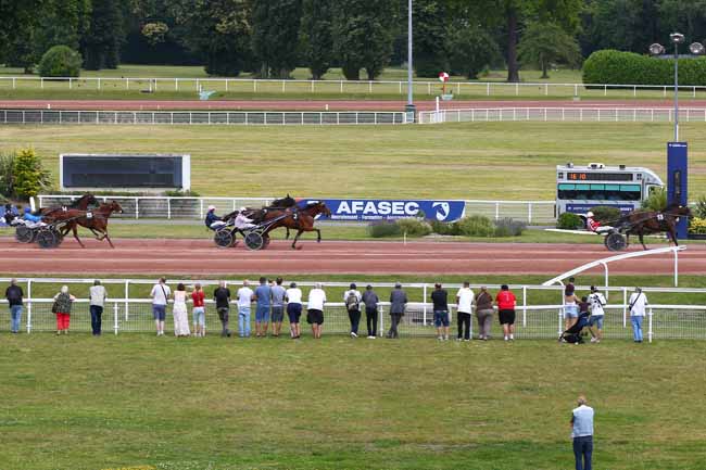 Photo d'arrivée de la course pmu PRIX DE BLAMONT à ENGHIEN le Samedi 14 juin 2025