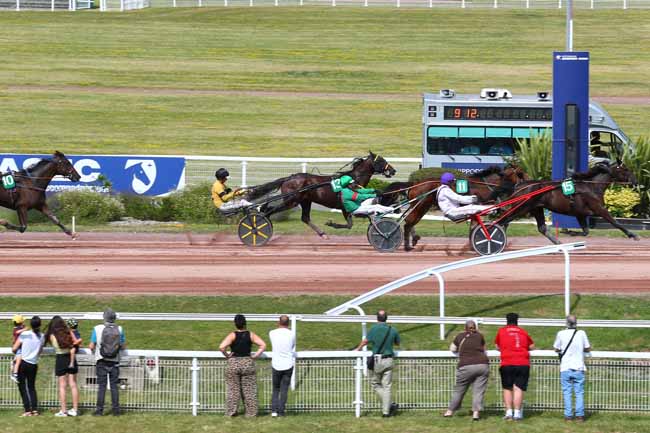 Photo d'arrivée de la course pmu PRIX DE LEVET à ENGHIEN le Samedi 14 juin 2025